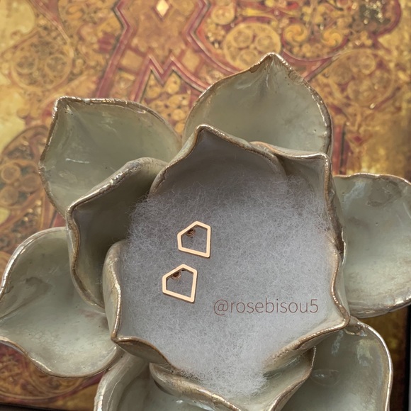 💎🆕Geometric Diamond Rose Gold Heart Studs - Picture 5 of 8